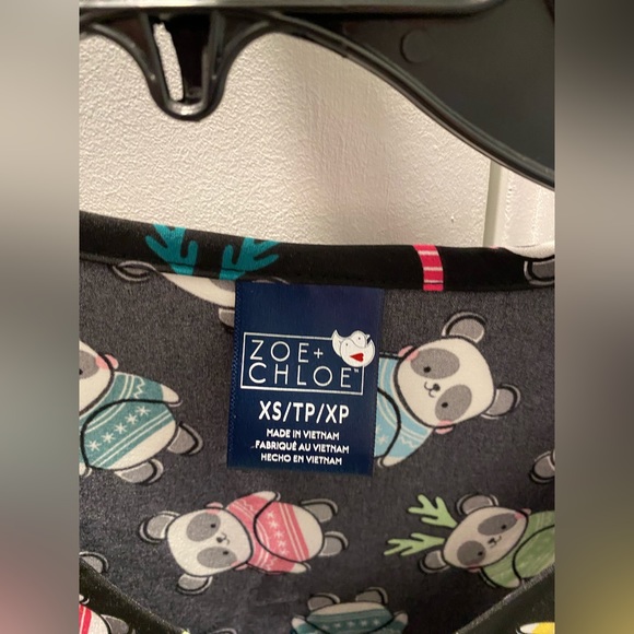 Zoe + Chloe Extra small XS Winter panda sweater weather Scrub Top Women Shirt - Picture 3 of 8